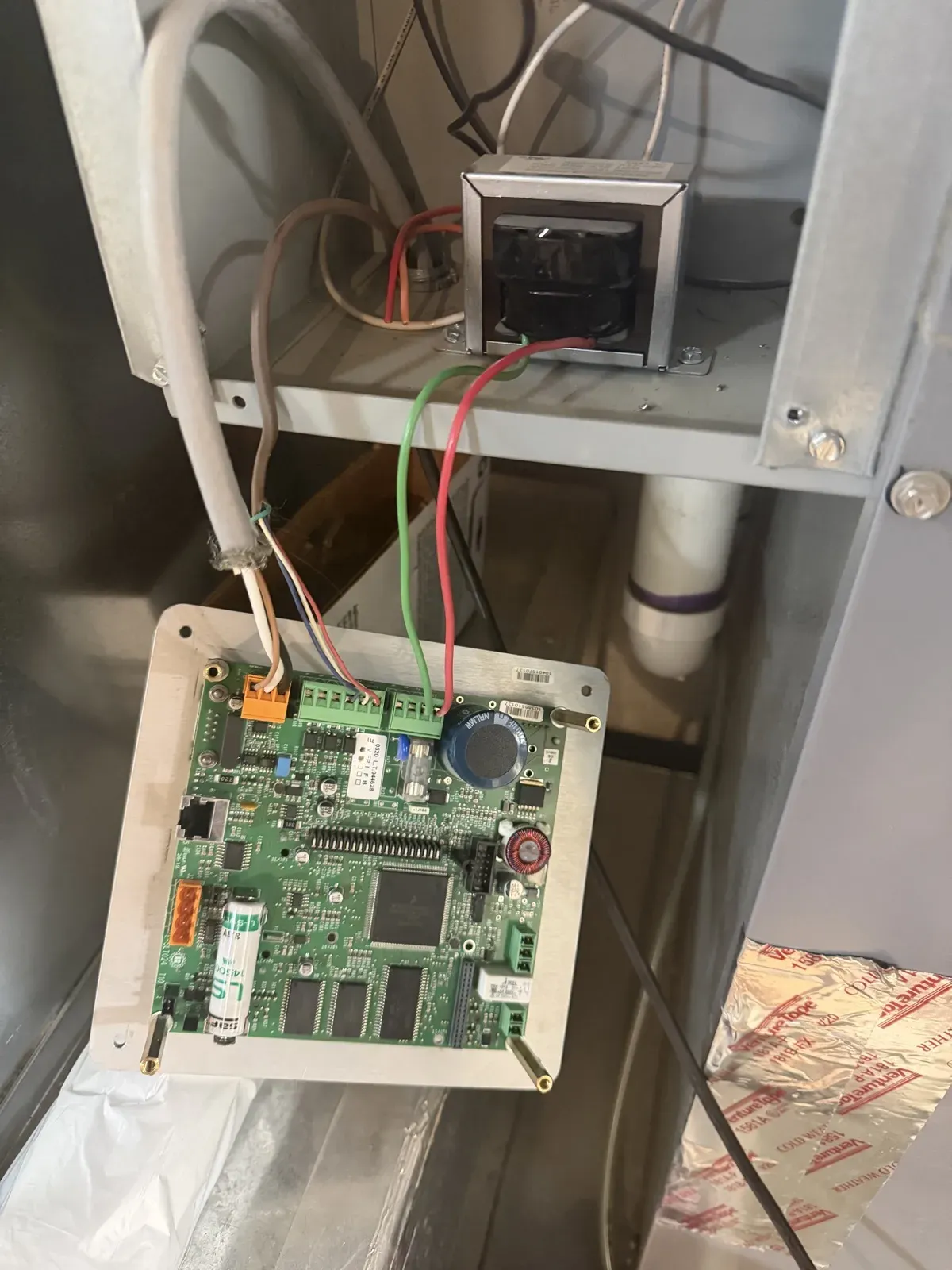Robur DDC T10 controller board out of its enclosure showing the RS-485 port
